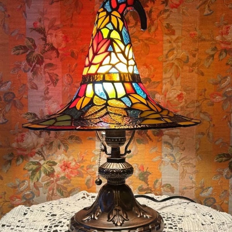🔥 🎃 Vintage Stained Glass Witch Hat Table Lamp - Plug-In Cozy Warm Light for Autumn & Halloween Decor